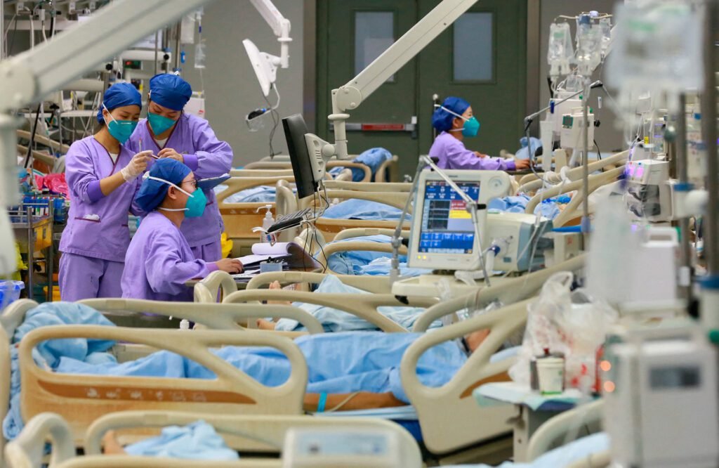 الصين تعلن تراجعا لإصابات كورونا