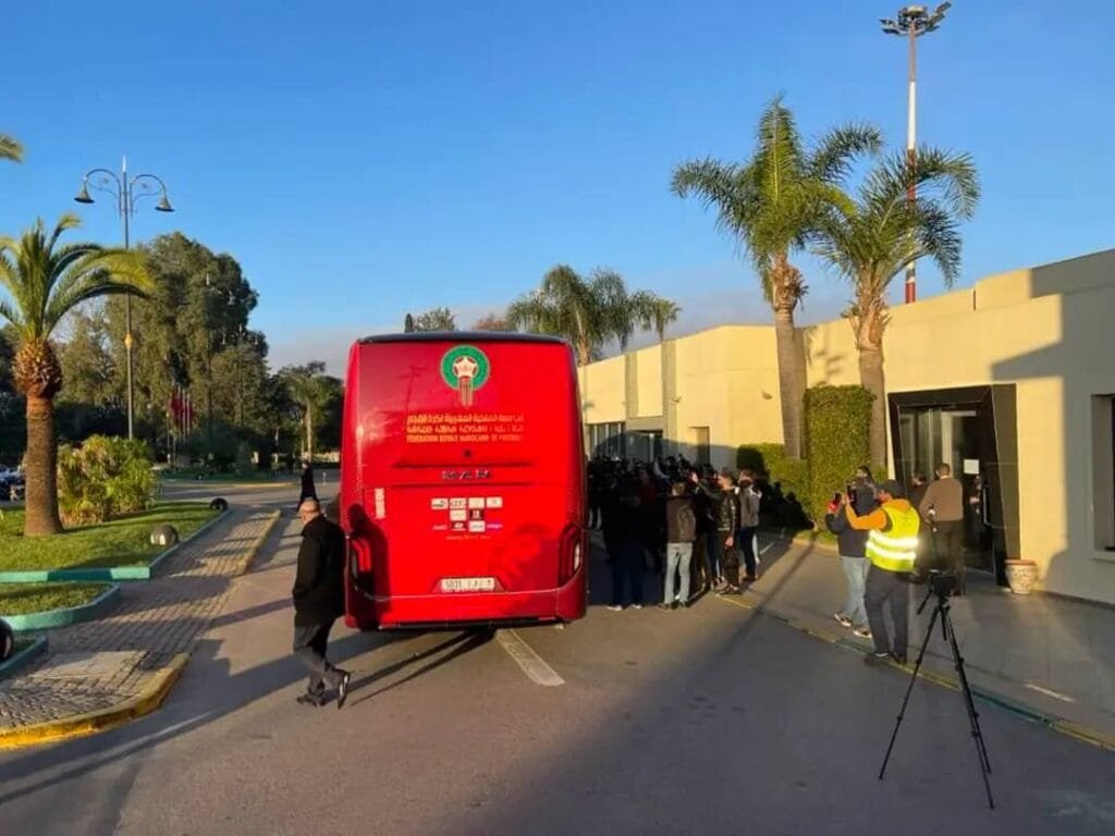 “كار” أسود “الشان” في المطار