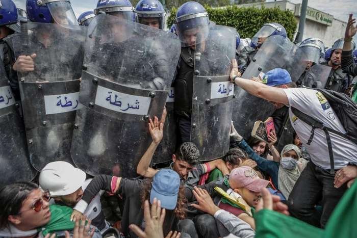 المعارضة الجزائرية تندد بنظام القمع والزج في السجون