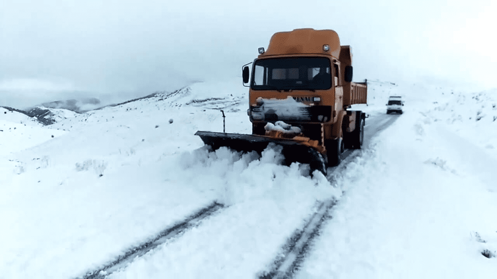 فيديو.. كاسحات الثلوج تشرع في فك الحصار عن دواوير ورزازات