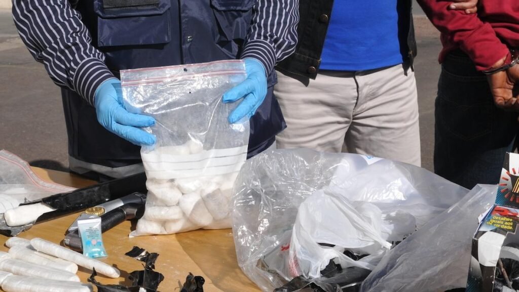 السجن لشرطي متورط مع شبكة للكوكايين