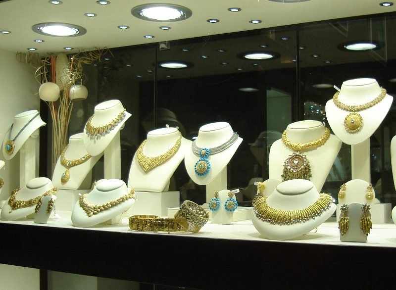 التحقيق في غسل أموال بمحلات مجوهرات
