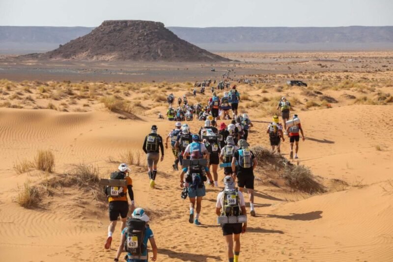 حفل لماراثون الرمال لتغطية الشمس بالغربال