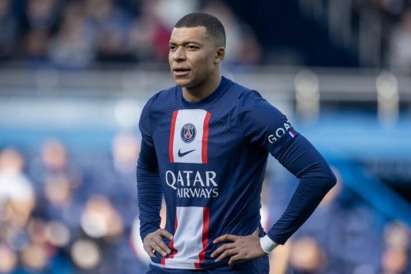 مبابي مستمر مع سان جيرمان لموسم جديد