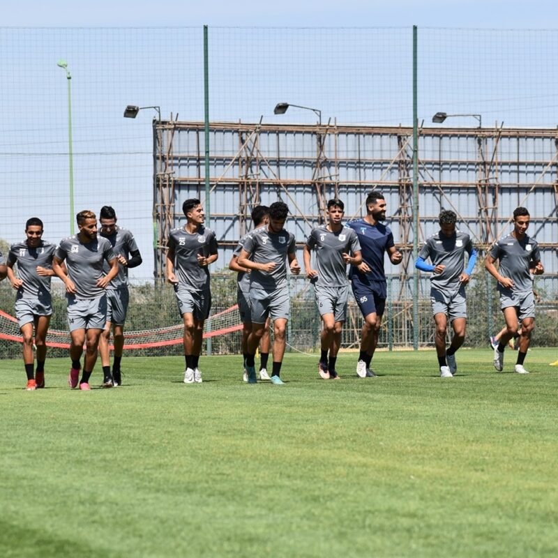 الدفاع يغري لاعبيه للفوز على أكادير في مباراة مصيرية