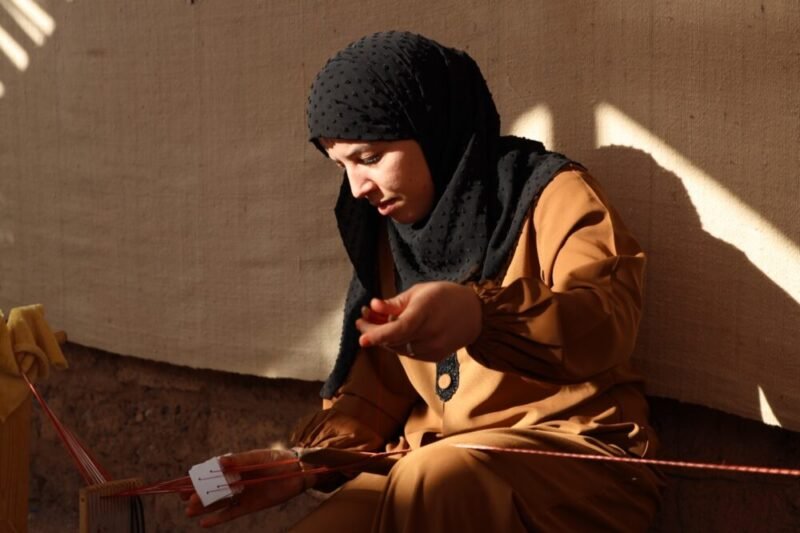 نسج يجمع الصناعة التقليدية والعمارة الحديثة