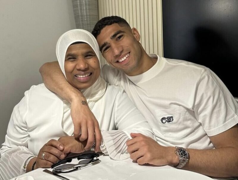 بالصور.. حكيمي يحتفل بوالدته في عيد الأم الإسباني