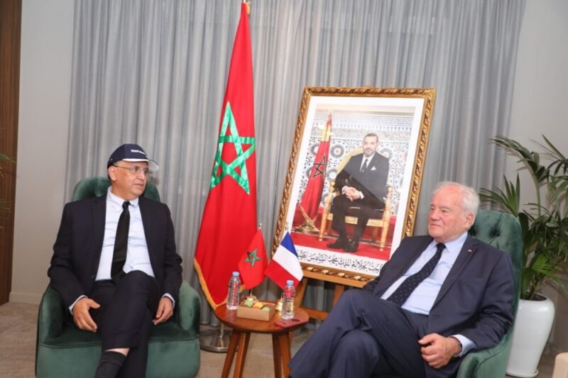 “كاسكيطة” وهبي في اجتماع رسمي تثير السخرية