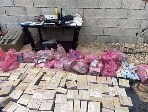 مبالغ مالية وملابس أمنية لدى شبكة للمخدرات بالنواصر
