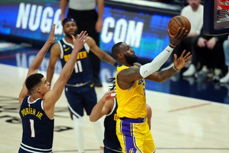 ليبرون جيمس يعتزل