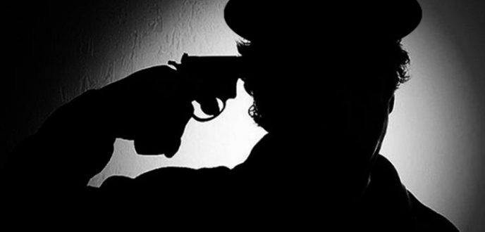 كوميسير يطلق النار على نفسه بسلاحه الوظيفي