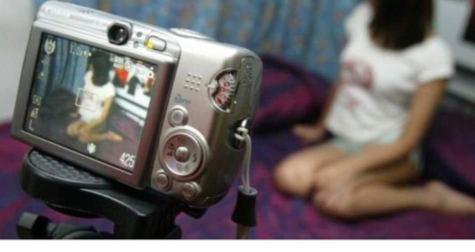 استغلال شابات في فيديوهات جنسية بمواقع “البورنو”