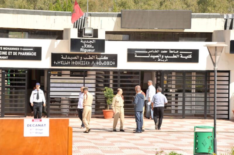 الحكومة تمنح الأساتذة الأطباء أجرة تكميلية