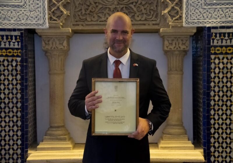 رئيس الكنيست يهدي الطالبي أصغر مصحف في العالم