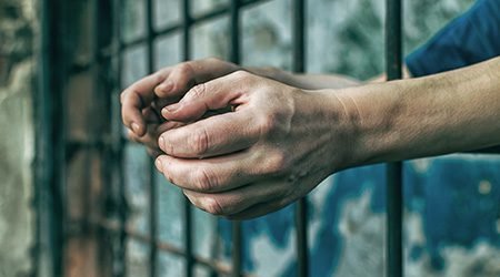 الحبس لمنتحلة صفة طبيبة أسنان بالبيضاء