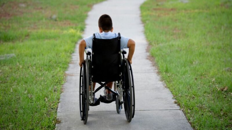 معاناة ذوي الاحتياجات الخاصة من استغلال الملك العام