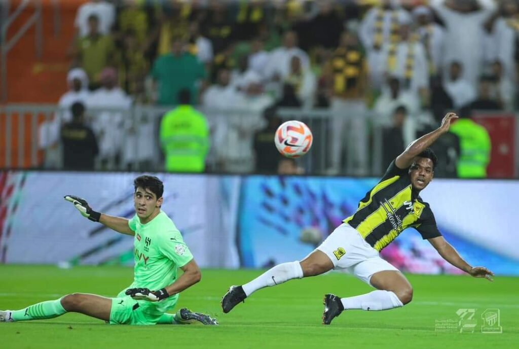 ياسين بونو يطيح بعبد الرزاق حمد الله في كلاسيكو السعودية