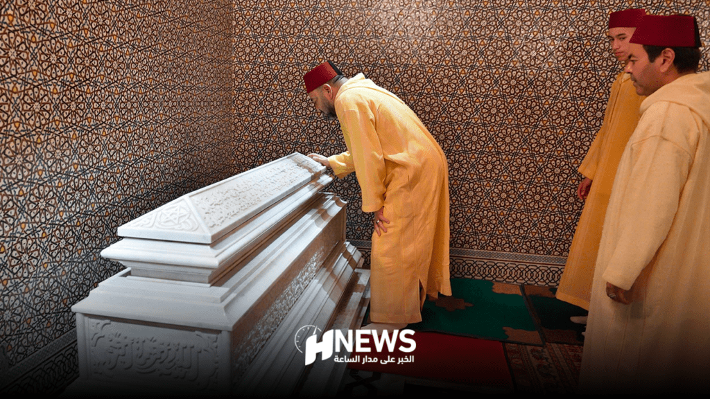 الملك في ضريح والده