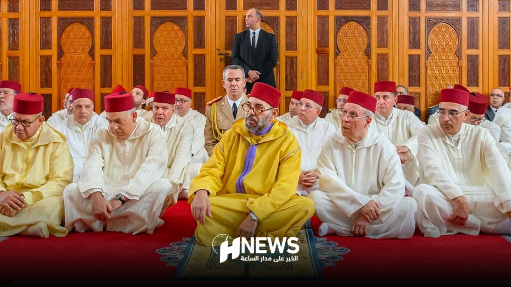 الملك يصلي بالمسجد المحمدي ويعفو على 2097 معتقلا