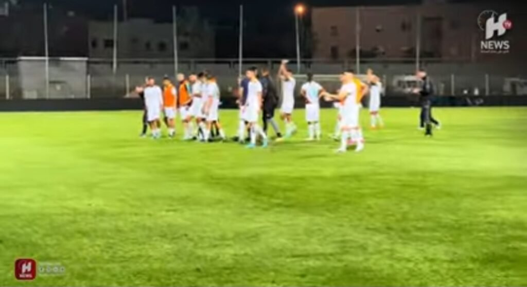 لاعبو الرجاء يحيون الجماهير بعد الفوز على المغرب الفاسي