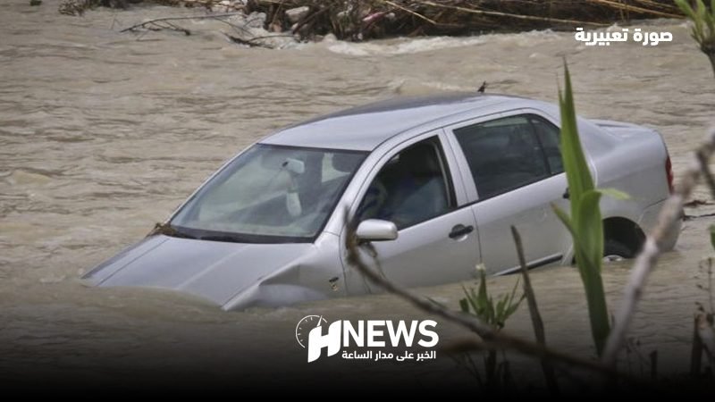 السيول تجرف سيارة