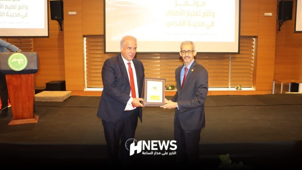 منح درع منظمة “الألكسو” لوكالة بيت مال القدس