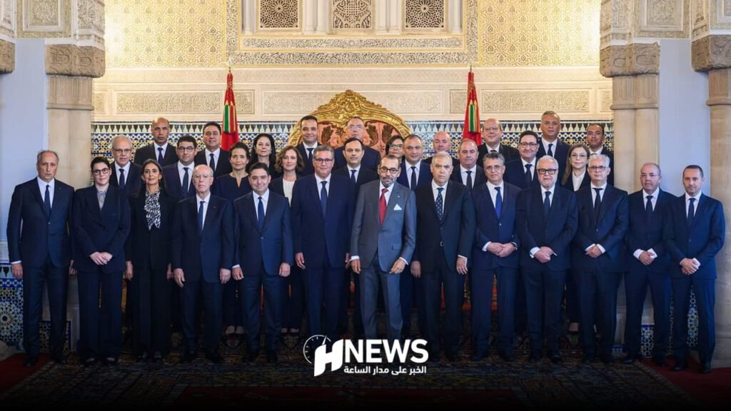 وزراء يحملون معهم علبهم السوداء