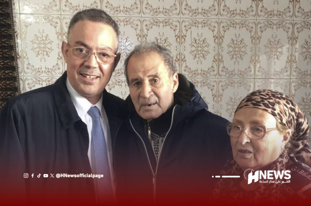 لقجع يزور أسطورة الكرة المغربية أحمد فرس للاطمئنان على صحته