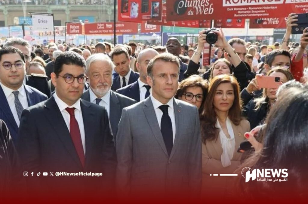 ماكرون يزور الجناح المغربي بمهرجان باريس للكتاب.. فيديو