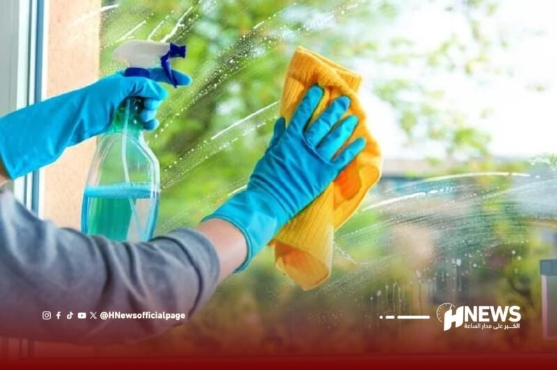 امرأة تمسح النوافذ