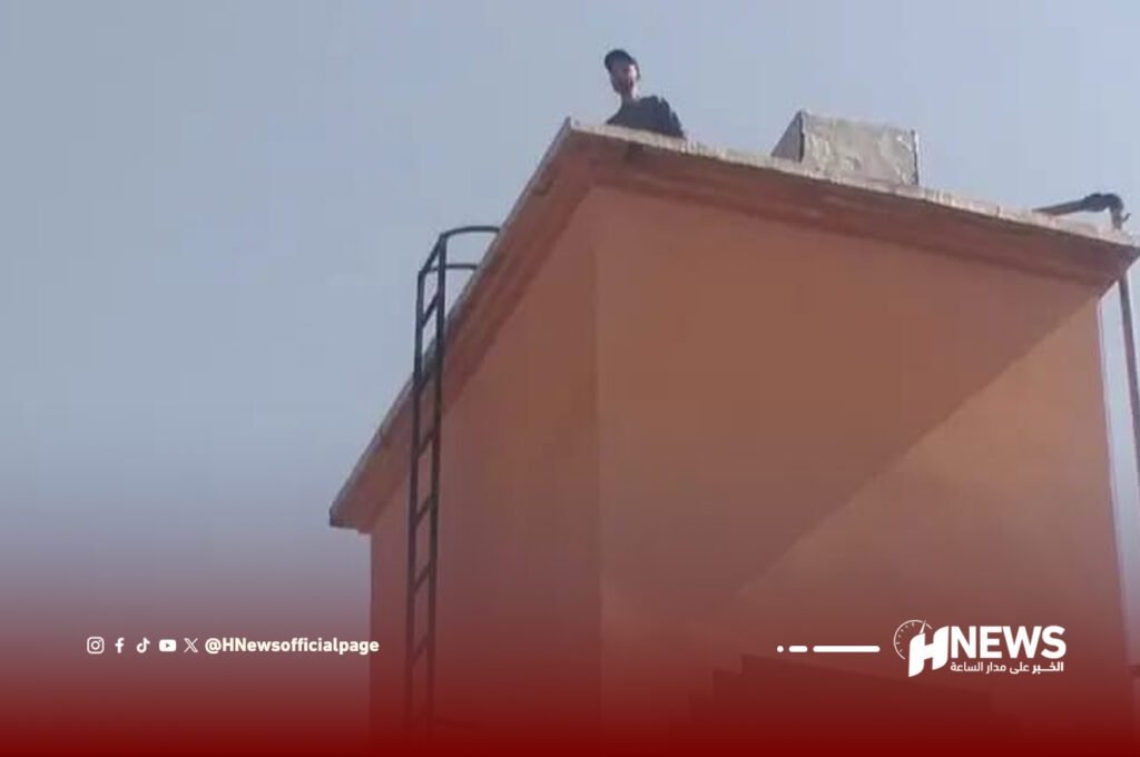 شاب يصعد فوق صهريج احتجاجا على حرمان والدته من العلاج