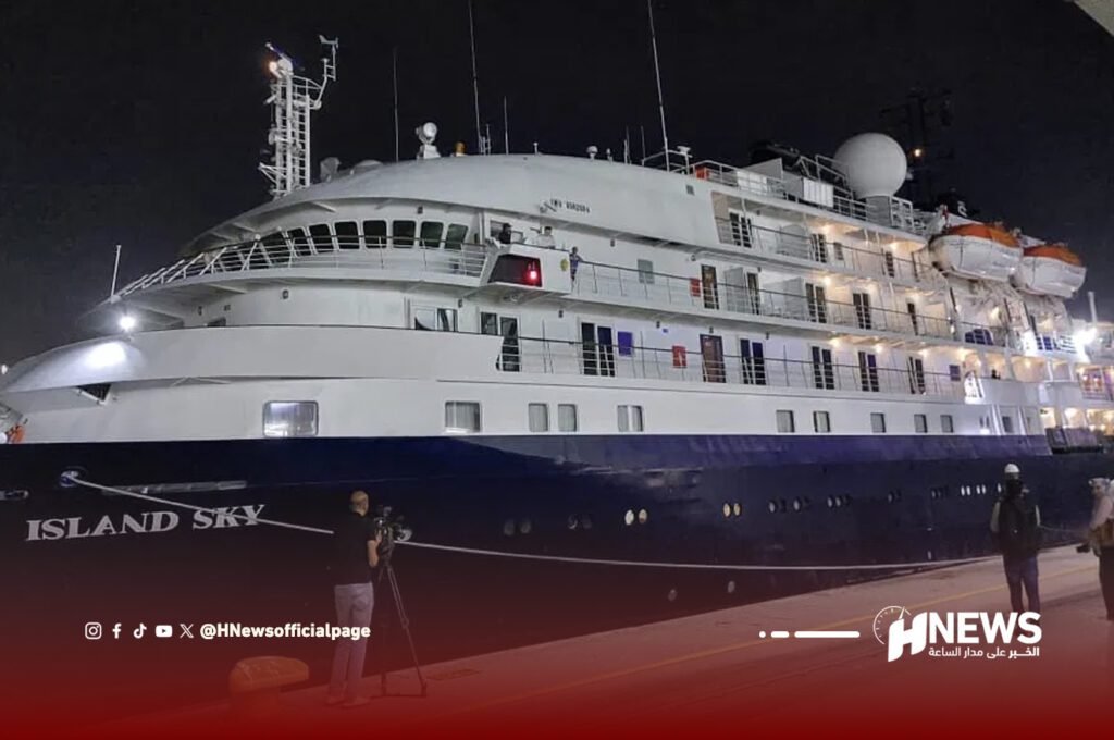 أول باخرة سياحية