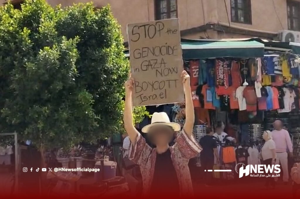 سائحة رومانية تنظم وقفة رمزية بمراكش تضامنا مع غزة