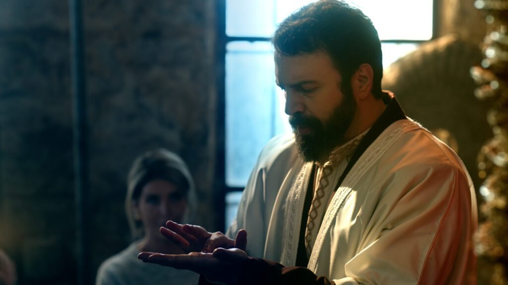 تيم حسن في دور مولانا في دراما رمضان