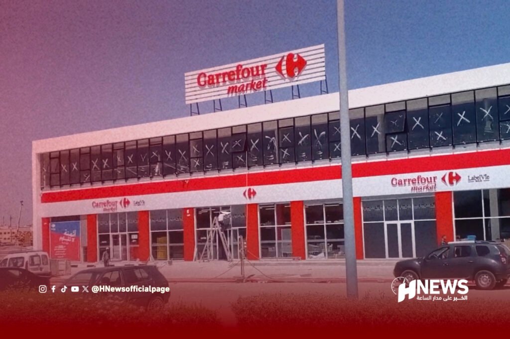 Exterior view of Carrefour Market storefront with red and white facade and large entrance doors, HNews watermark in corner