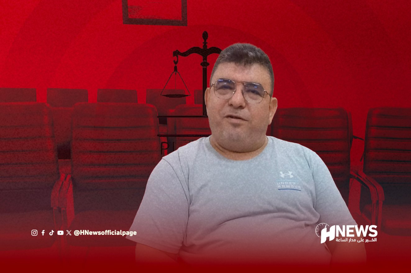 Man in a gray t-shirt sits in a red-tinted studio backdrop resembling a courtroom, with HNews logo bottom right.