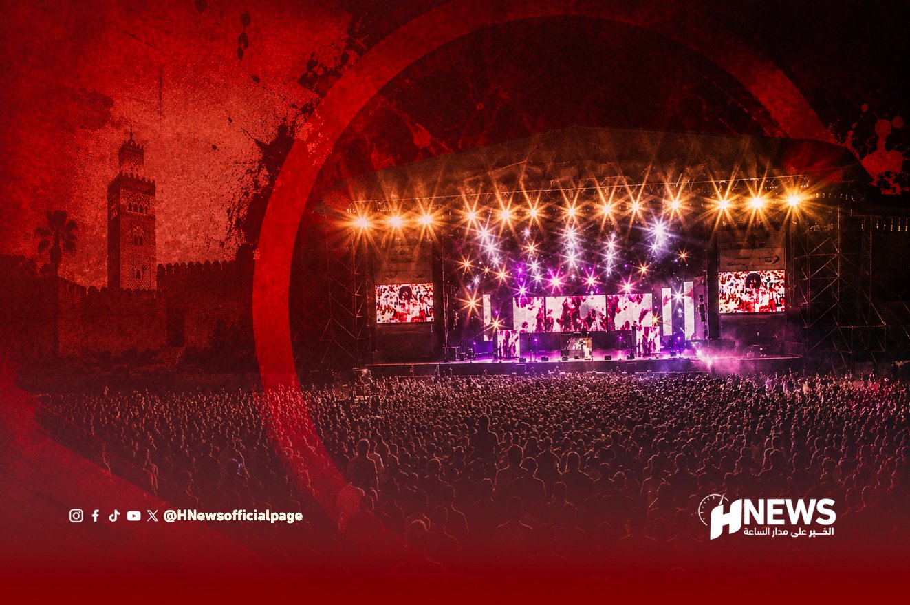 Large outdoor concert with a brightly lit stage and dense crowd under red overlay; HNews watermark bottom right.