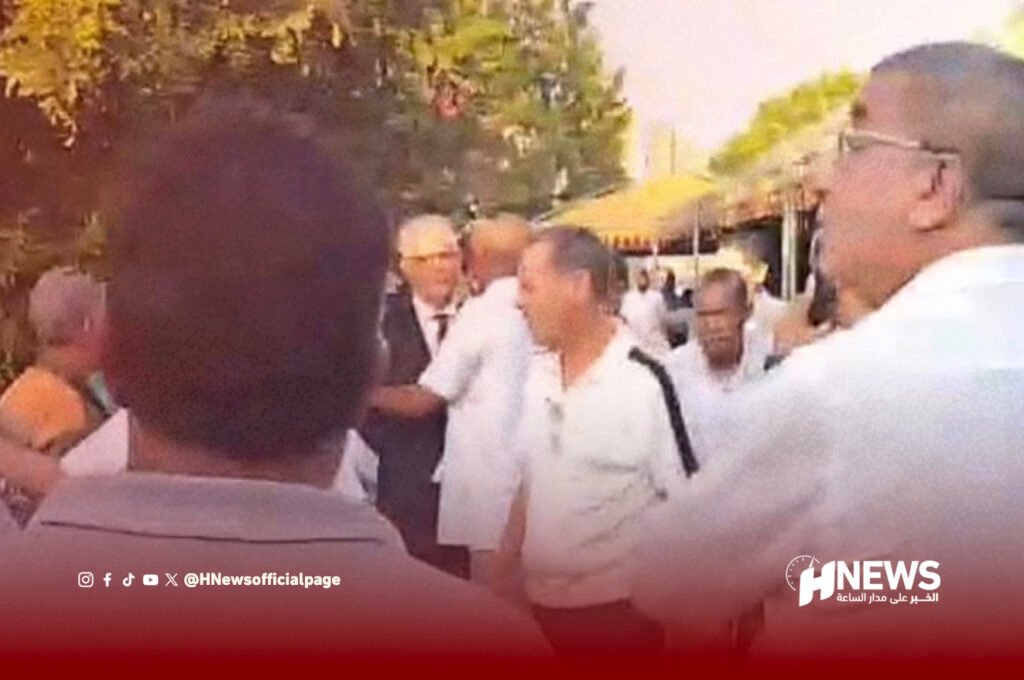 بركة يرمي “مول الفرماج” بنظرات حادة خلال جنازة برلماني استقلالي